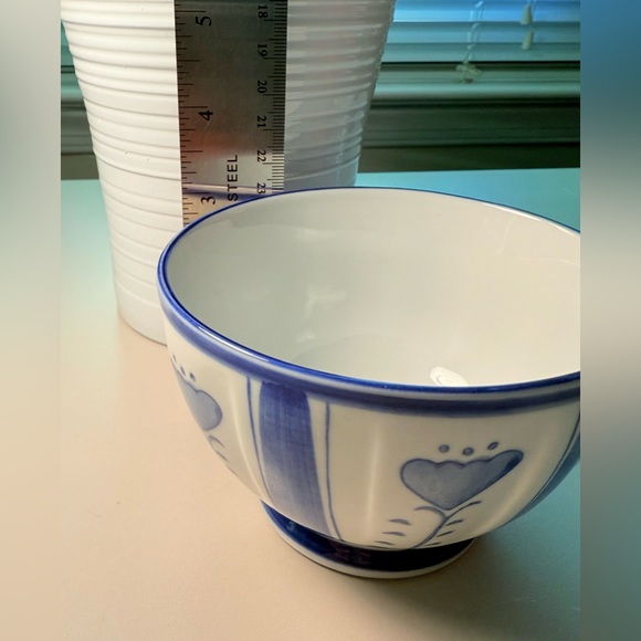 Beautiful Porcelain Painted Bowl w/Blue & White Heart Flowers - Picture 6 of 10